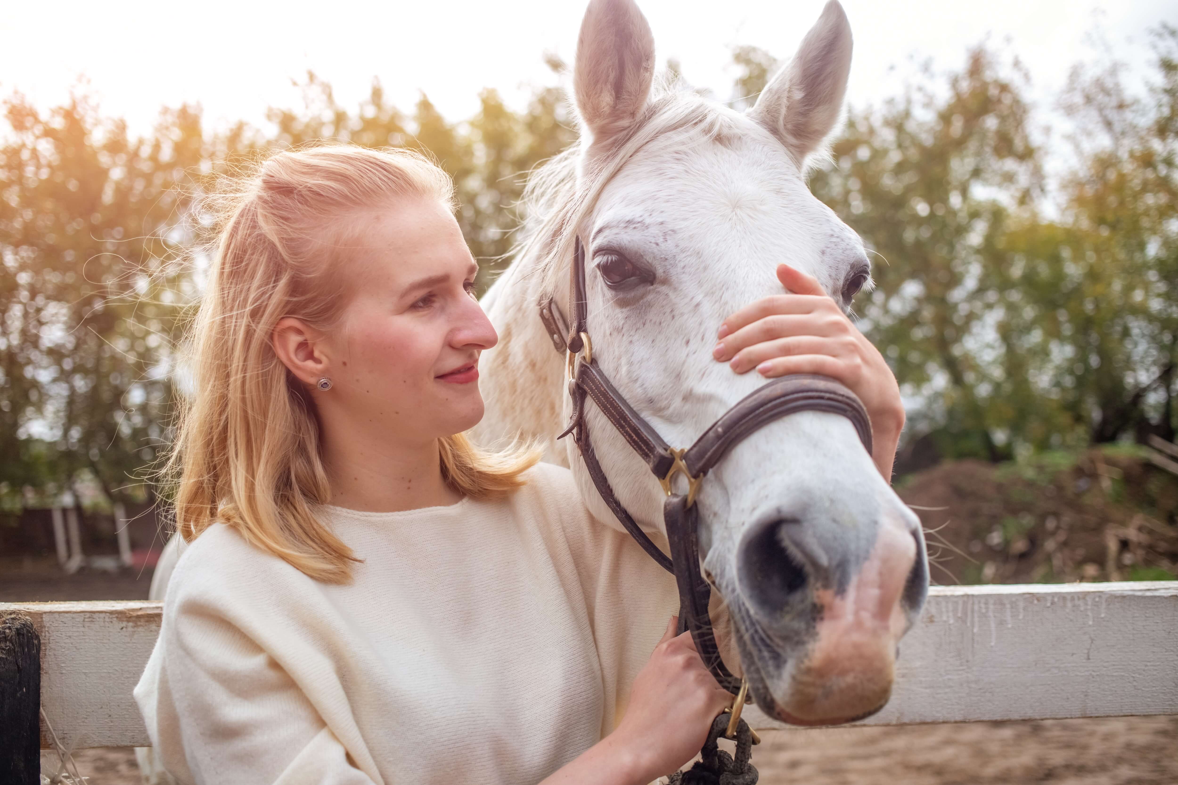 news.ctahorse.comhubfsbeautiful-woman-hugs-a-horse-in-corral-in-autumn-s-2022-11-16-17-06-24-utc (1)